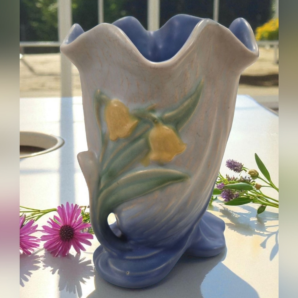 EUC Original Vintage WELLER Pottery Blue Ruffled Yellow Flower 6" Vase